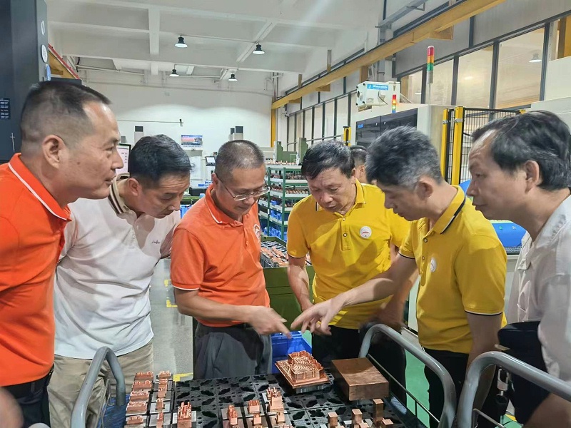 商會(huì)企業(yè)家參觀科華公司車(chē)間